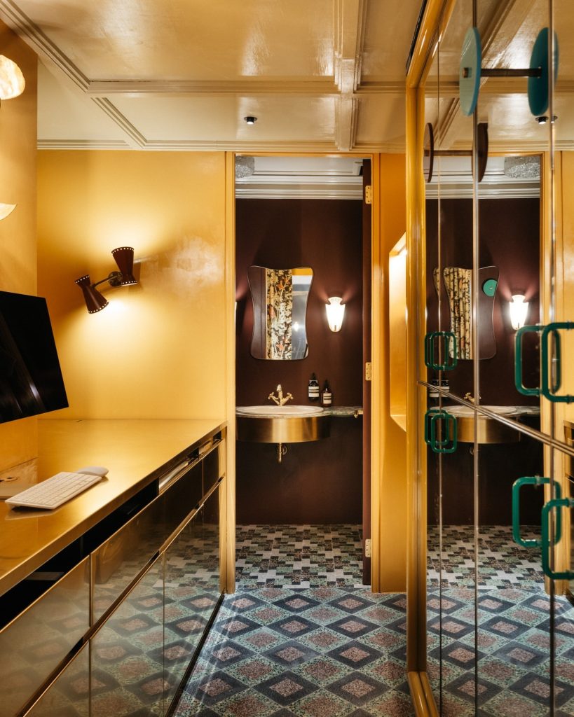 Immagine degli arredi in ottone e acciaio realizzati da Am-inox per lo store Zimmermann a Parigi.